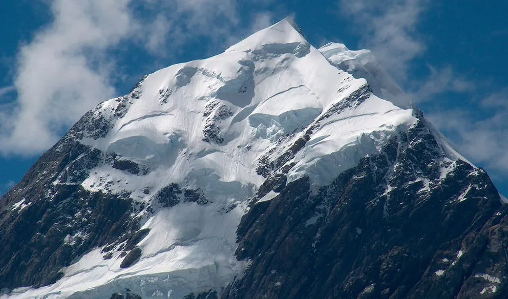 Bad weather hampers search for three missing climbers on Aoraki Mt Cook