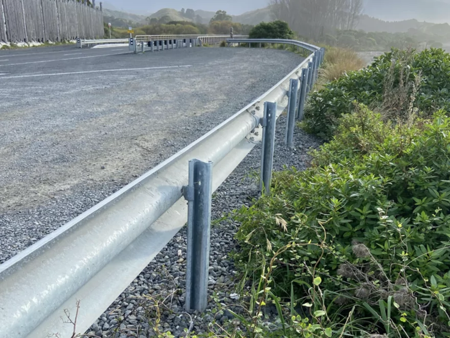 Protective guardrail