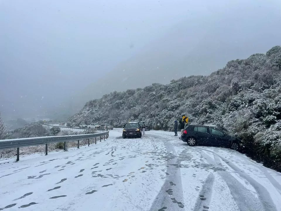 Motorists stranded as heavy snow hits inland Canterbury