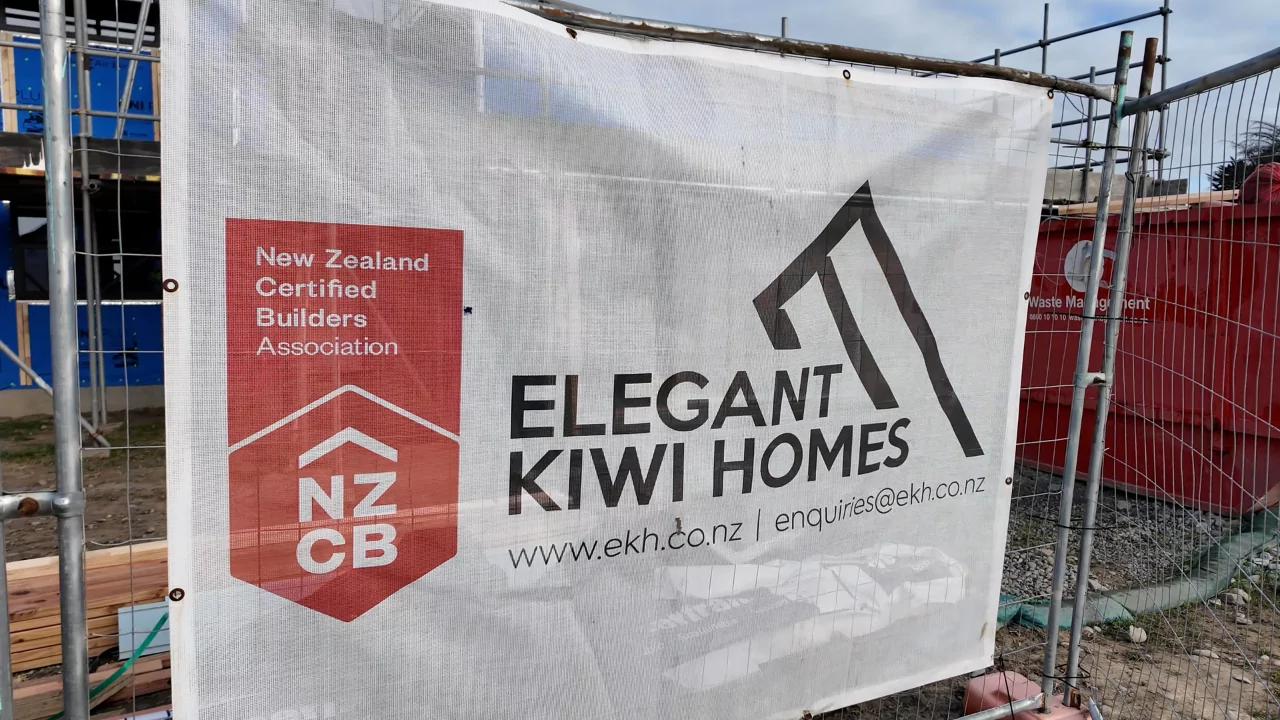 Elegant Kiwi Homes sign / Chris Lynch 