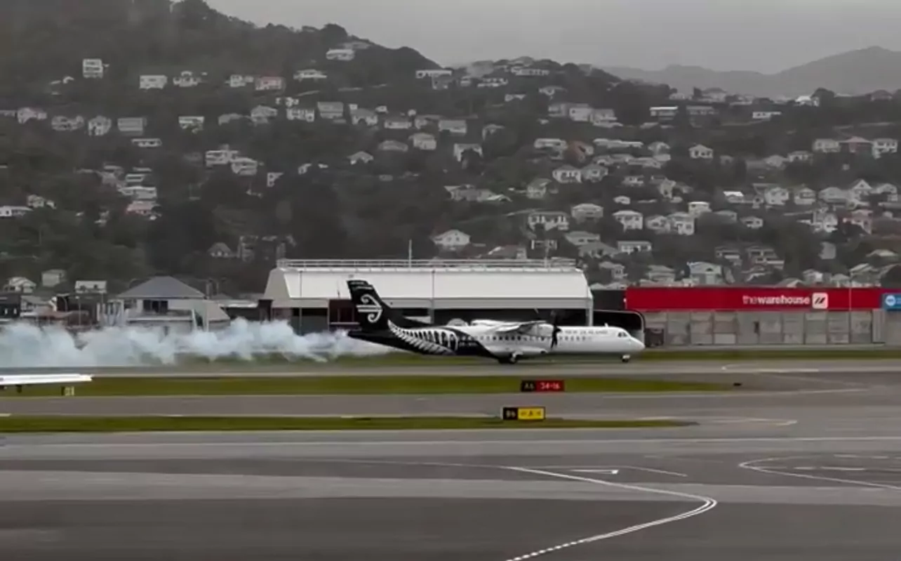 Passengers safe after Christchurch flight experienced engine smoke