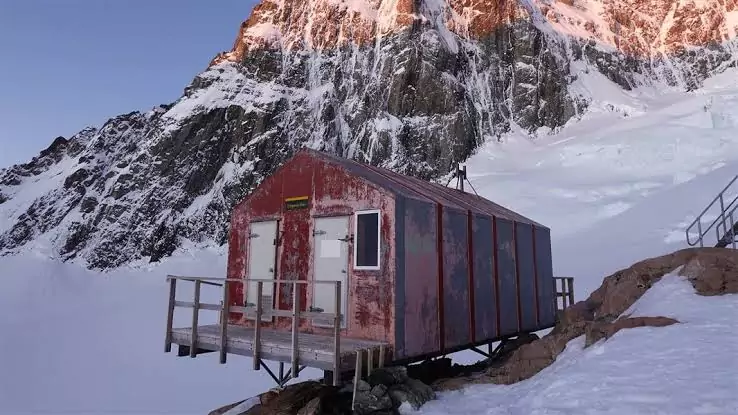 Climbers rescued after days stranded on Mount Cook