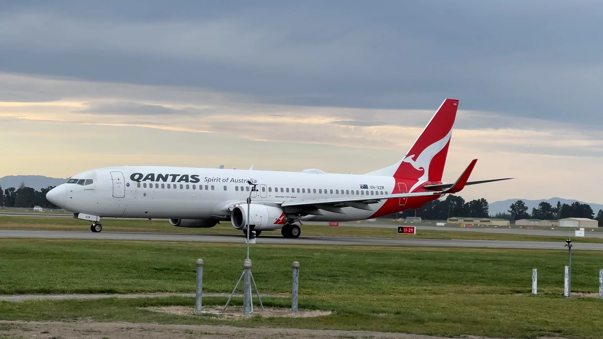 Qantas 737 leaving Christchurch for Brisbane / Photo Chris Lynch