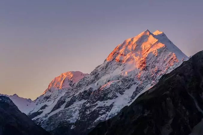 Police assessing weather conditions in search for missing climbers on Aoraki Mt Cook